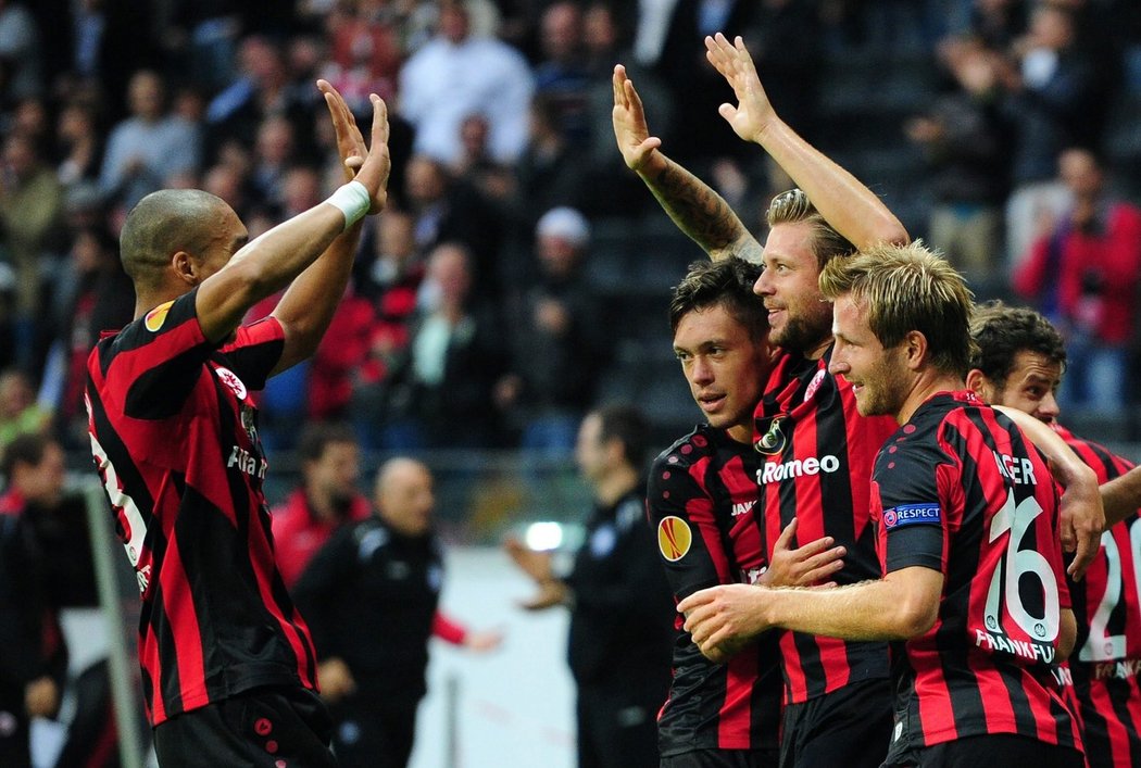 Fotbalisté Frankfurtu se radují z branky do sítě Bordeaux