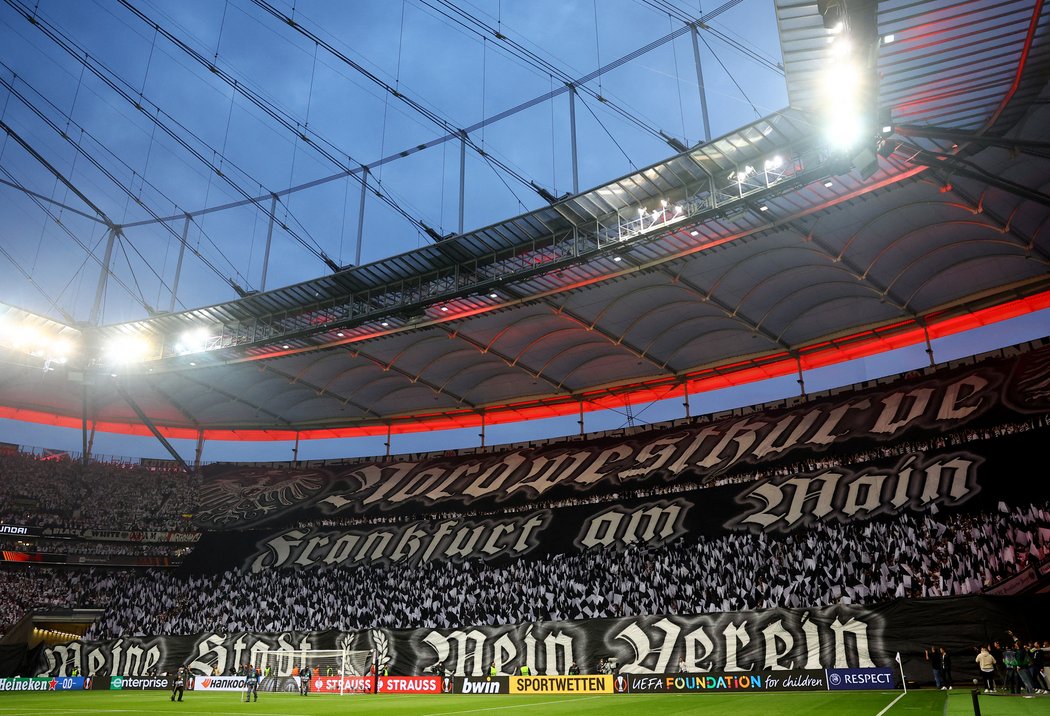 Fanoušci Frankfurtu zaplnili svůj stadion