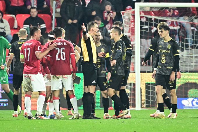 Hradec (zase) srazila červená nemoc. Prohrajeme kravinou, láteřil Horejš Hradec (zase) srazila červená nemoc. Prohrajeme kravinou, láteřil Horejš