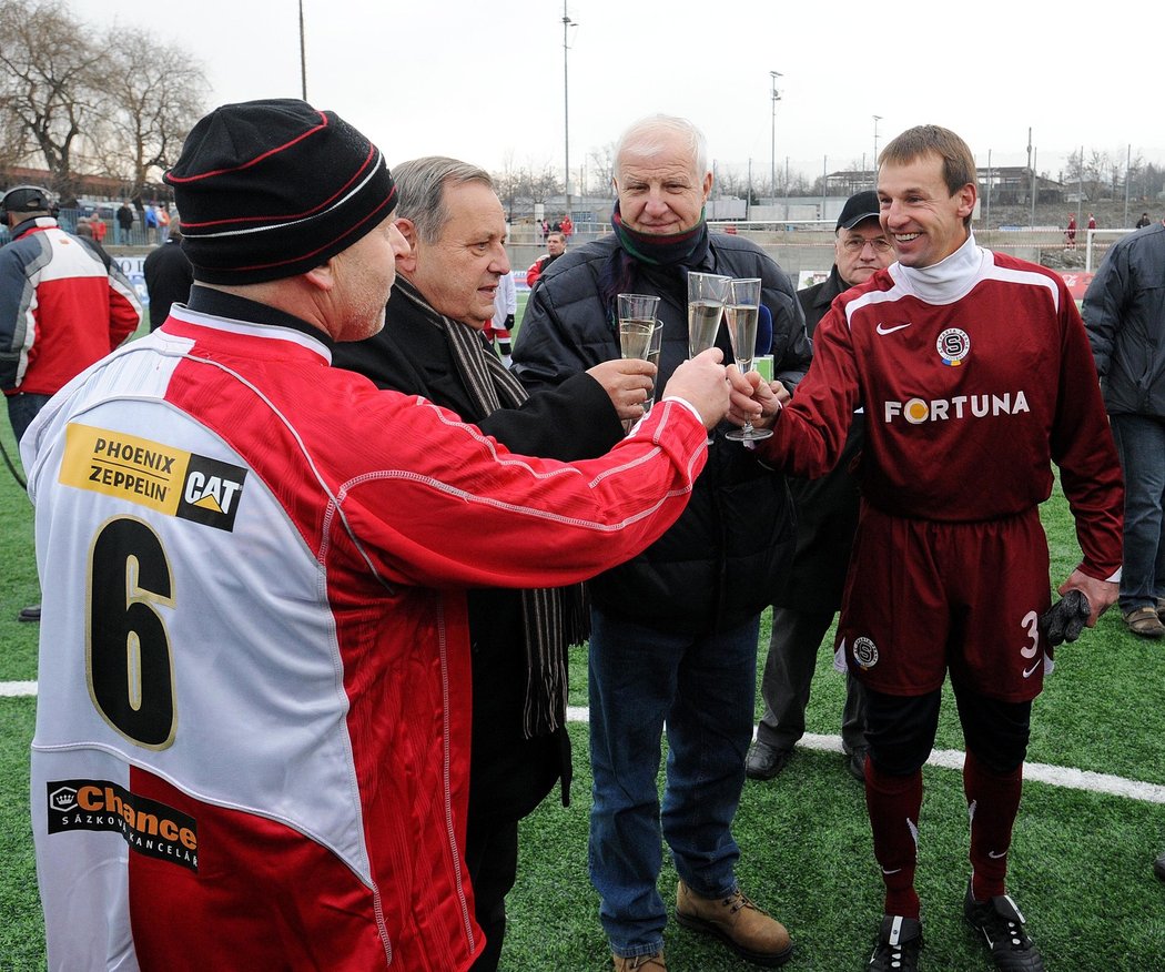 2008. Straka opět navlékl rudý sparťanský dres na Silvestrovském derby. Za Slavii připíjí Karel Jarolím.