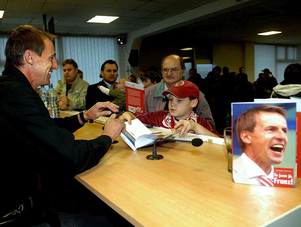 2008. Straka ku příležitosti vydání knihy &#34;To jsem já, Franz&#34; uspořádal autogramiádu.