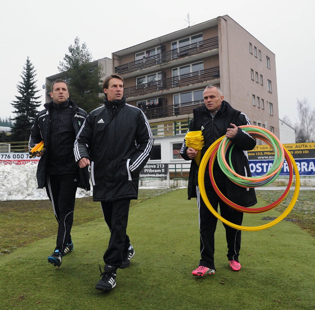 2012. Asistenti Jozef Valachovič a Marcel Mácha doprovázejí nového trenéra Příbrami Františka Straku na trénink.