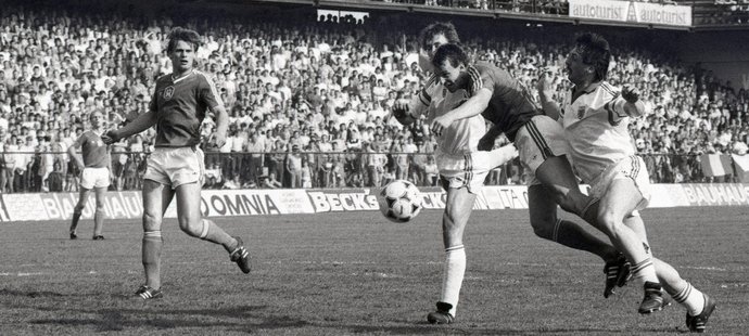 1989. Tomáš Skuhravý přihlíží souboji Františka Straky s hráči Lucemburska v kvalifikačním utkání na MS 1990.