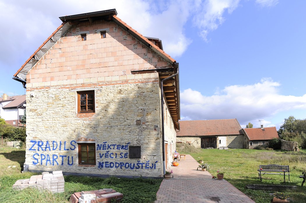 2011. &#34;Je to džob,&#34; řekl František Straka, když převzal Slavii. Fanoušci Sparty to ale považovali za neodpustitelnou zradu, a někteří z nich to trenérovi vzkázali i přímo na jeho domě.