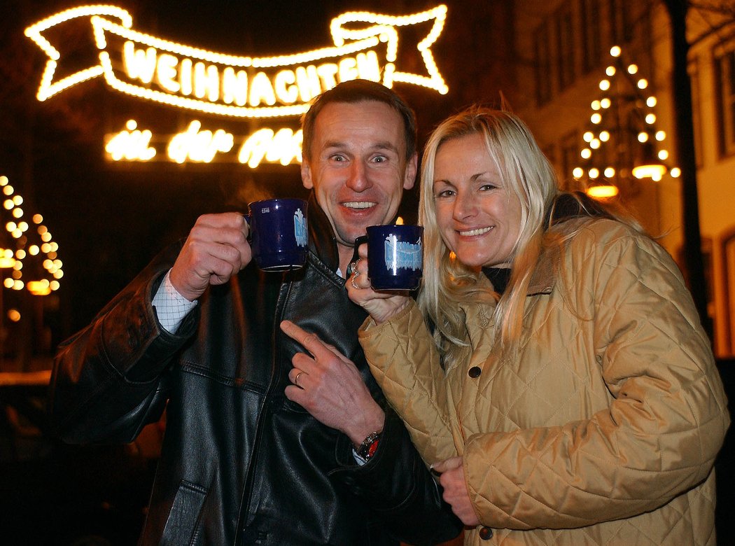 2003. Prost! Straka na vánočních trzích připíjí s manželkou Zdenou.