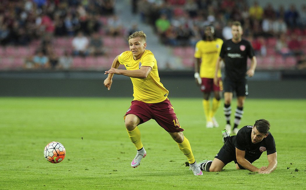 Martin Frýdek se prodírá obranou Thunu