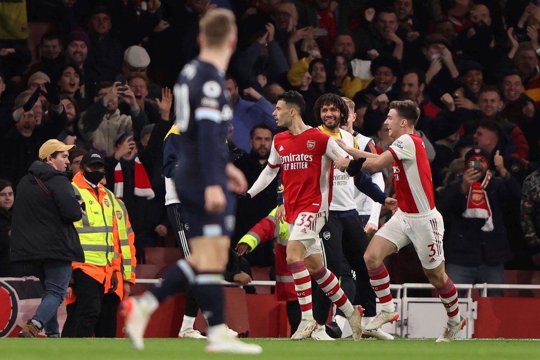Gabriel Martinelli z Arsenalu oslavuje svou trefu proti West Hamu