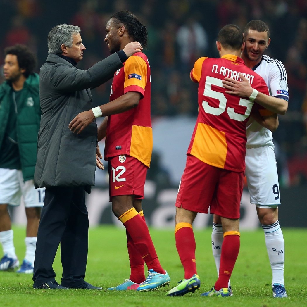 José Mourinho a Didier Drogba. Velcí přátelé, na hřišti z nich ale budou soupeři