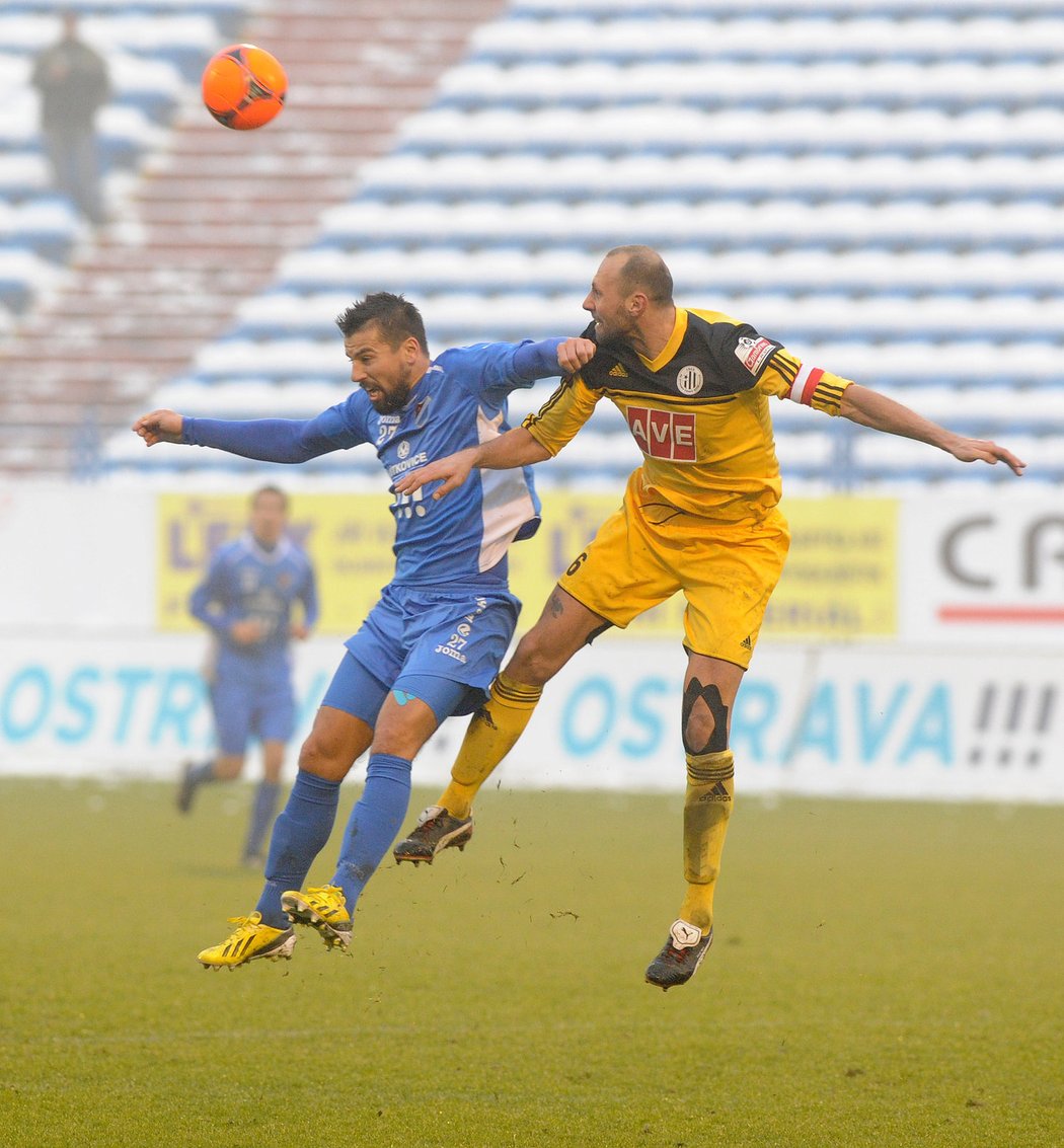 Milan Baroš v akci. Za ním si naskakuje na hlavičku budějoviský Roman Lengyel