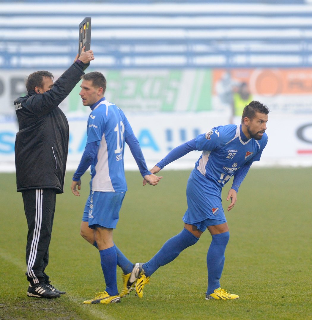 Milan Baroš po 11 letech vbíhá na trávník v dresu Baníku, v 68. minutě střídal Stožického