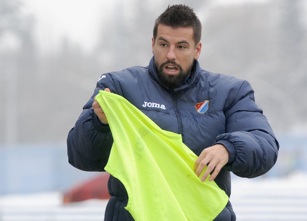 Milan Baroš se jde rozcvičovat během prvního poločasu proti Budějovicím, už tenhle moment spustil v hledišti bouři