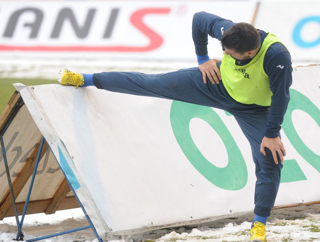 Milan Baroš se protahuje během zápasu Baníku proti Budějovicím