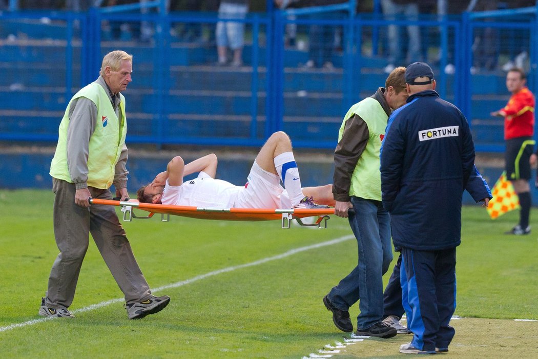 Marek Jankulovski se po osmi minutách pobytu na hřišti zranil a byl odnesen na nosítkách