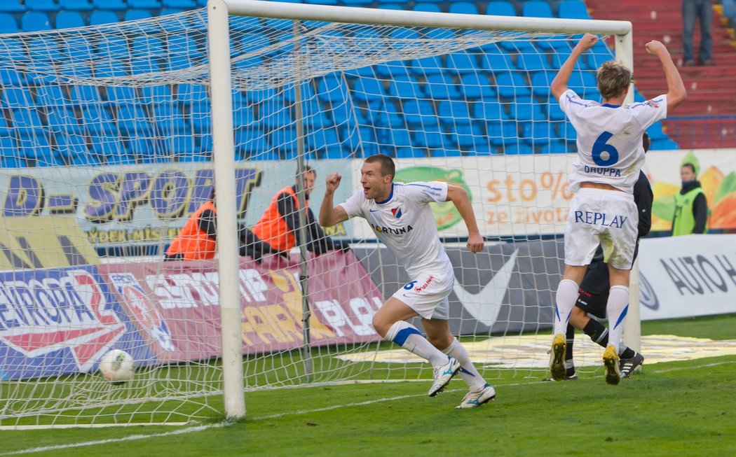Benjamin Vomáčka (uprostřed) z Baníku střílí první gól zápasu, vpravo se raduje Lukáš Droppa