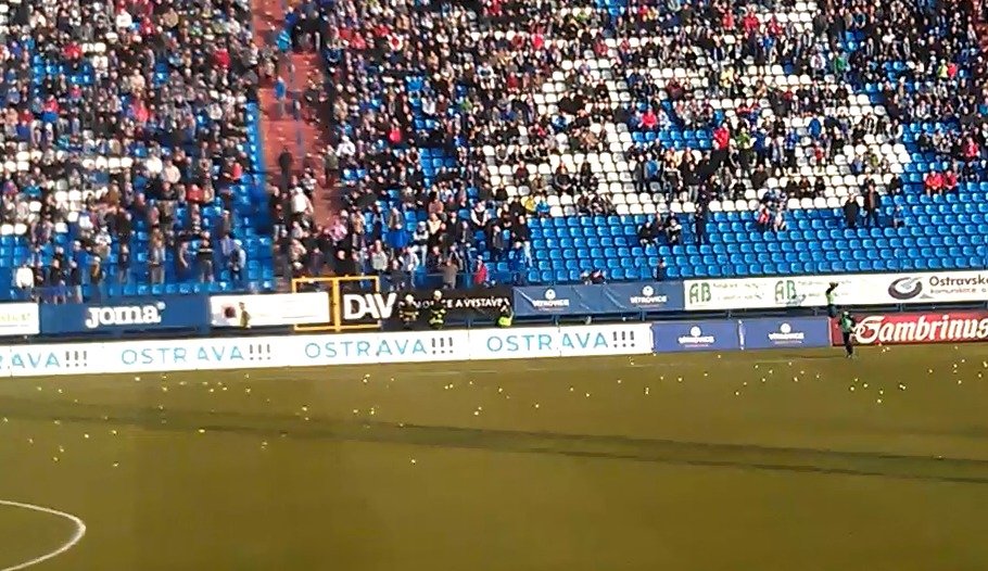 Míčky na trávníku jako protest fanoušků Baníku proti počínání vedení klubu s Martinem Lukešem