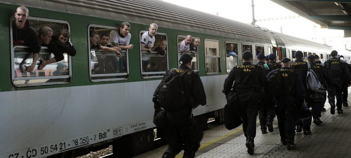 Fanoušci ostravského Baníku dorazili do Prahy, čekaly na ně stovky policistů