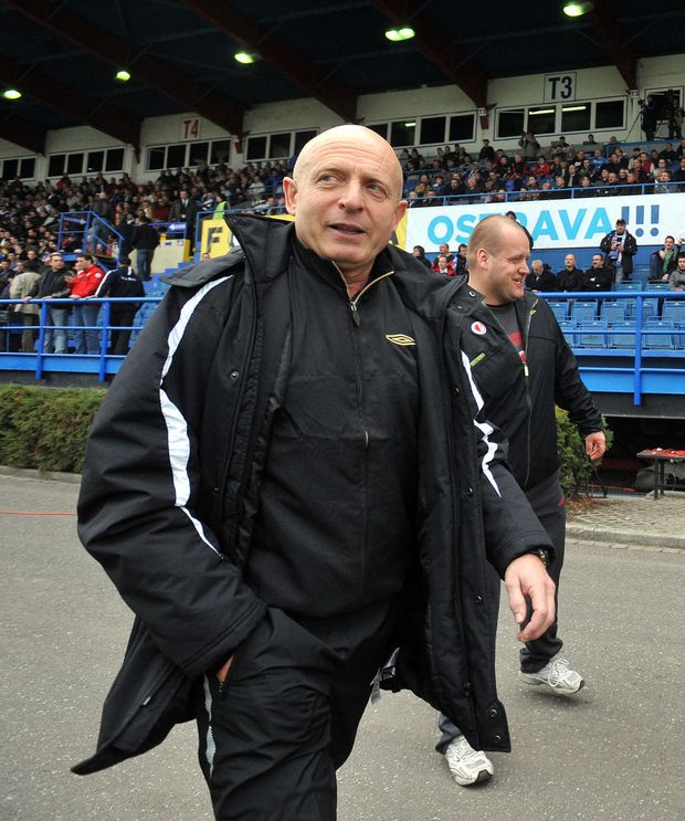 Karel Jarolím přichází na místo činu, ostravské Bazaly Karel Jarolím přichází na místo činu, ostravské Bazaly