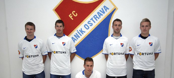 Na snímku zprava nové posily Baníku: Zdeněk Šmejkal, Josef Hušbauer, Zdeněk Koukal, Tomáš Pilík a Tomáš Frejlach