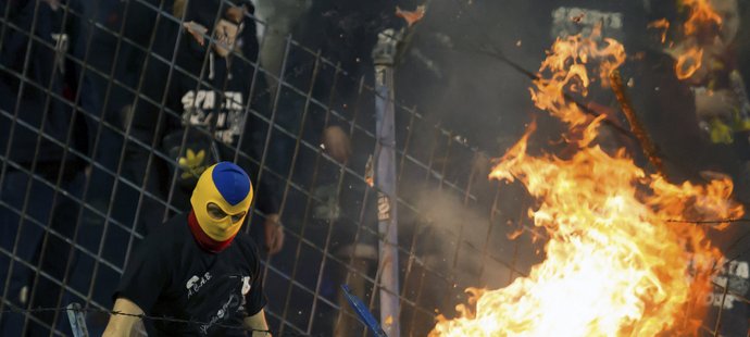 Sparťanští fanoušci ve vlastním sektoru několikrát zapálili oheň