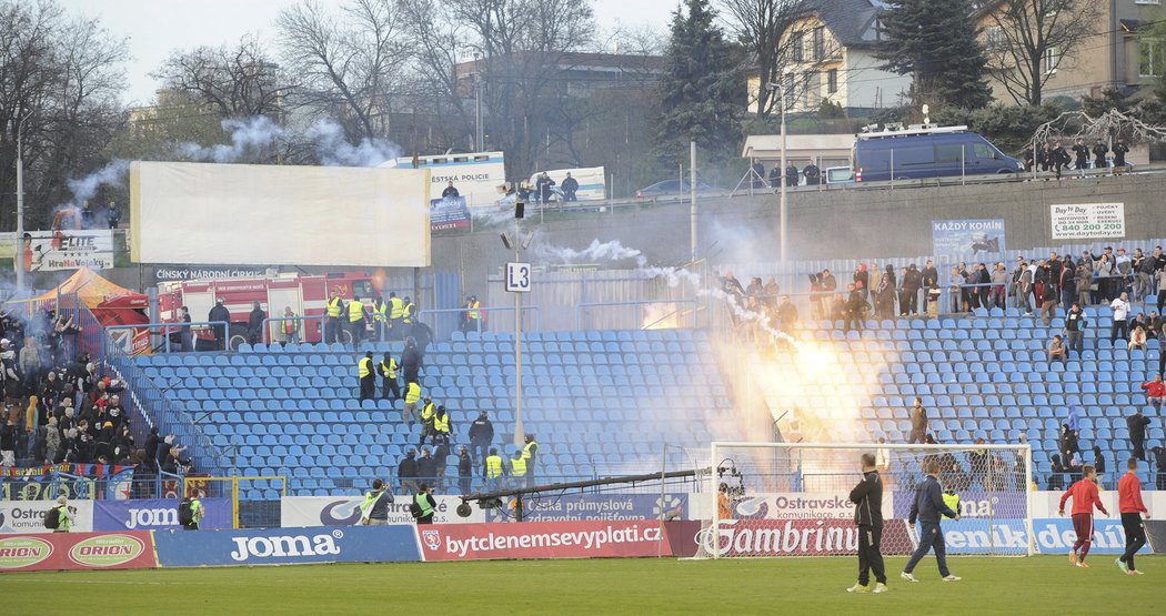 Na baníkovské provokace odpověděl kotel Sparty několika světlicemi. A běsnění fanoušků mohlo propuknout naplno