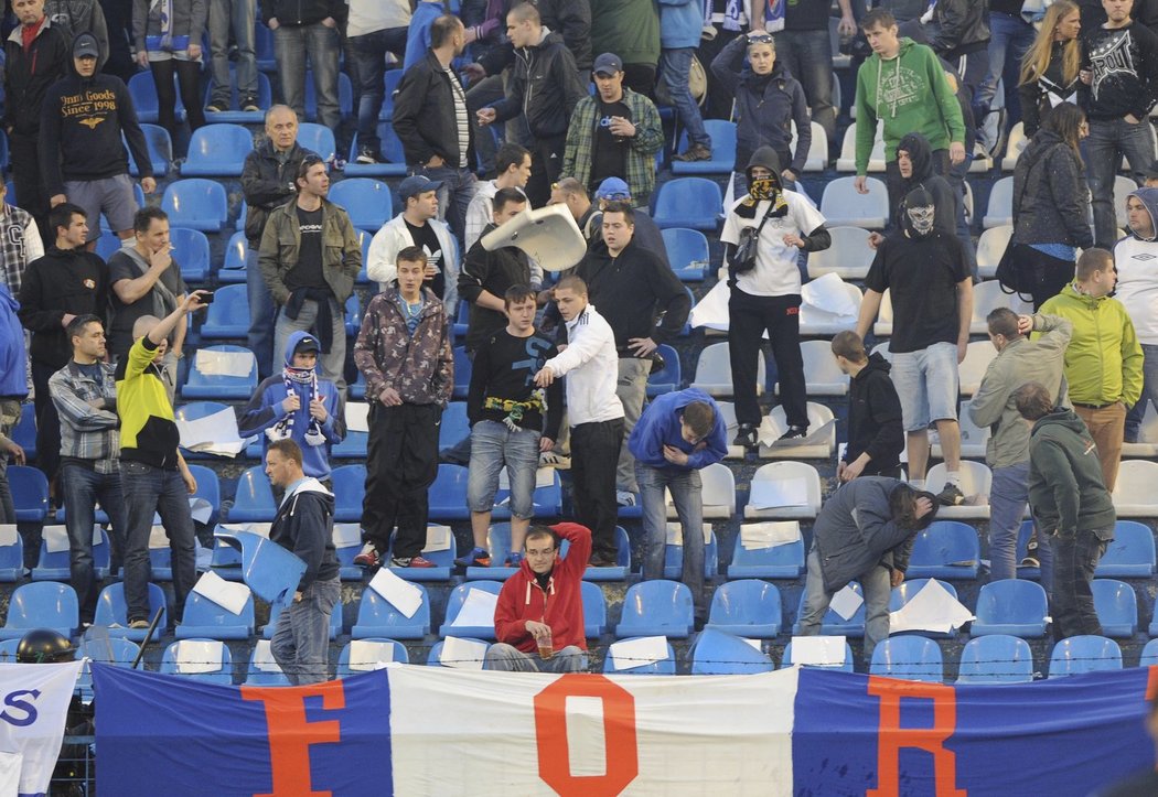 Fanoušci Baníku dávají policistům najevo svou nespokojenost házením sedaček