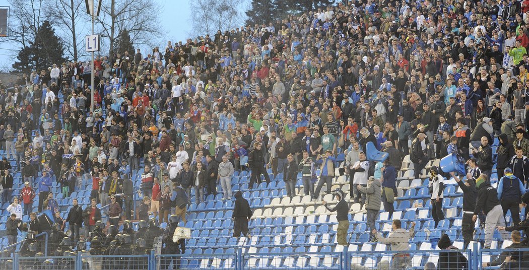 Policie vyrazila zasahovat i na tribunu, kde byli normální fanoušci