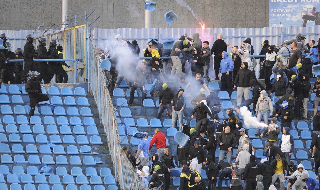 Družební fanoušci Baníku z Katovic jdou do boje proti sparťanům - alespoň na dálku