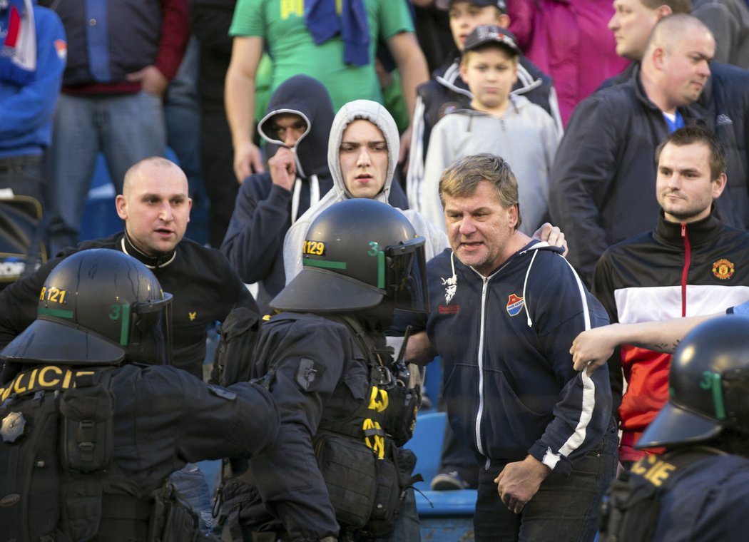 Policisté v poločase duelu Baník - Sparta vytlačovali zdivočelé fanoušky, do cesty se jim dostali i ti méně agresivní