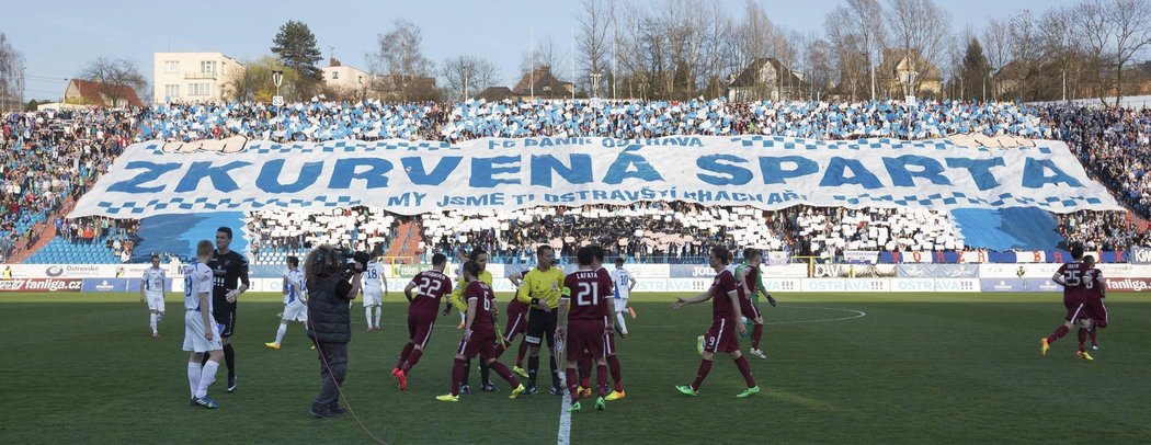 Fanoušci Baníku a jejich choreo před začátkem zápasu se Spartou