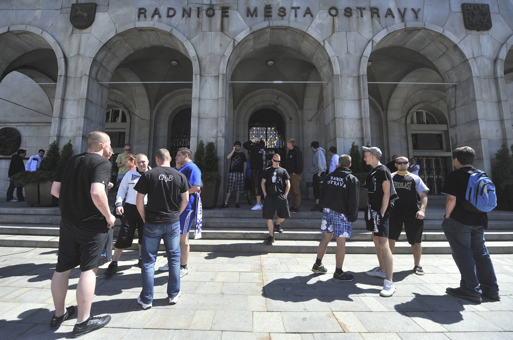 Příznivci Baníku po skončení prvního hlasování před budovou magistrátu. Šok ale brzy vystřídala radost