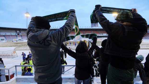 Radost po zápase mělo i několik fanoušků, kteří se dostali na Strahov Radost po zápase mělo i několik fanoušků, kteří se dostali na Strahov