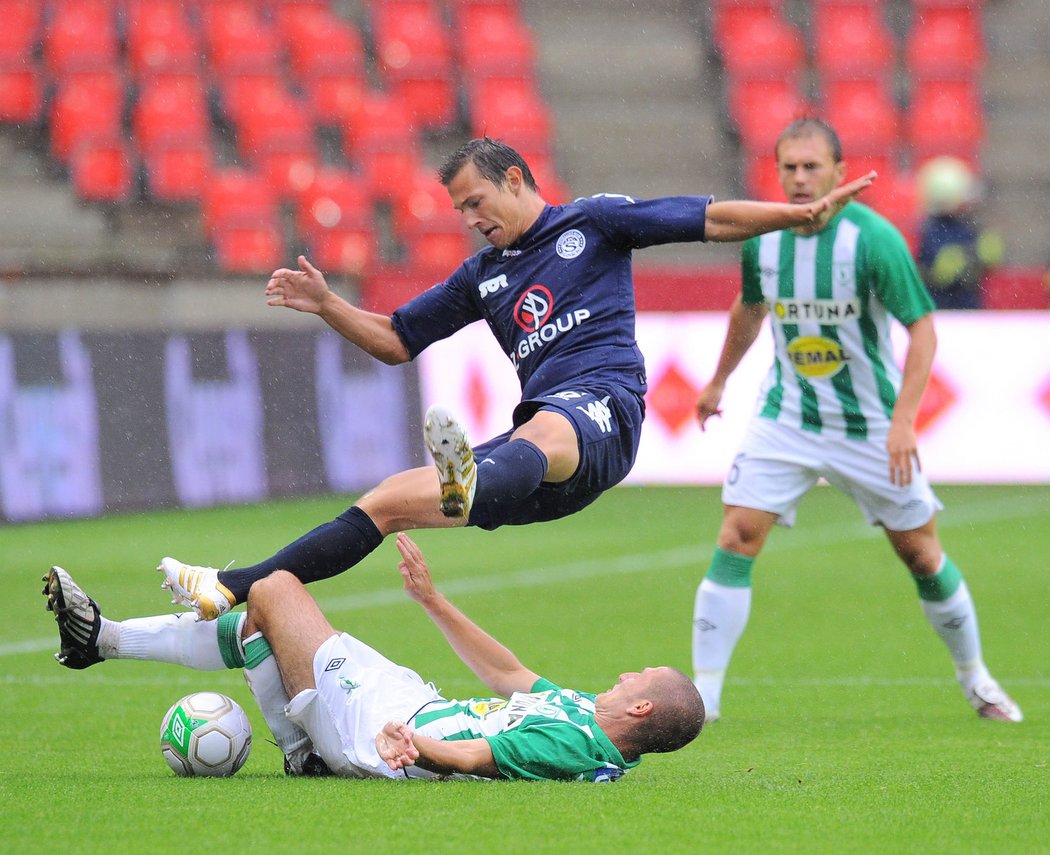 Igor Držík (na zemi) z Bohemians 1905 v souboji s Lukášem Fujeríkem ze Slovácka