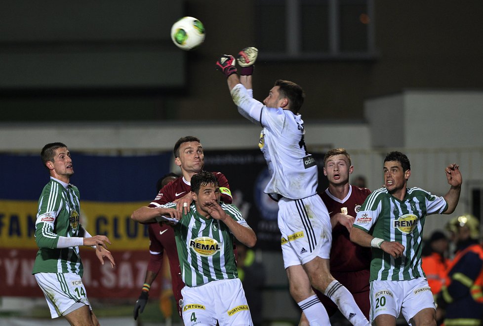 Brankář Bohemians Martin Berkovec zasahuje v zápase proti Spartě