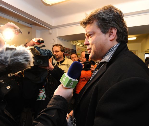 Karel Kapr v obležení novinářů Karel Kapr v obležení novinářů