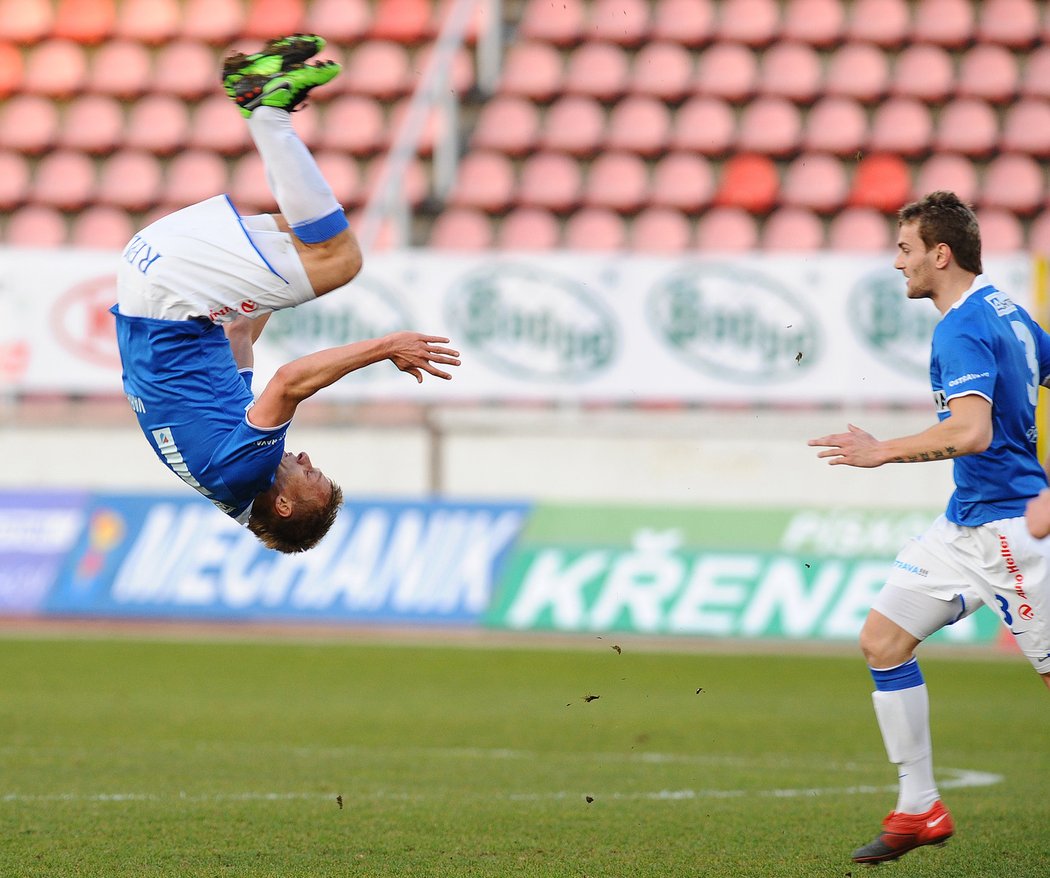 Oslavné salto baníkovce Tomáše Mičoly, přibíhá Radim Řezník