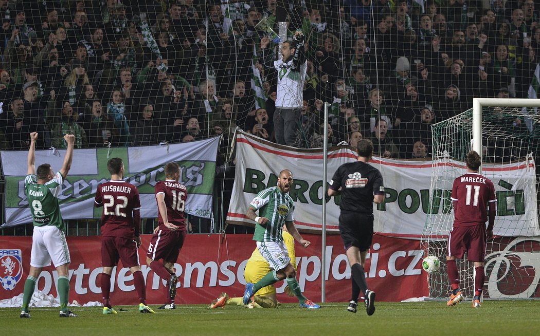 Derby s Bohemians si fotbalisté Sparty zkomplikovali po vlastním gólu Maria Holka. Nakonec ale Sparta vyhrála 2:1