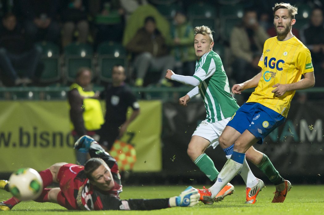 Petr Nerad z Bohemians (uprostřed) překonává brankáře Teplic Tomáše Grigara, vpravo přihlíží teplický Jan Hošek