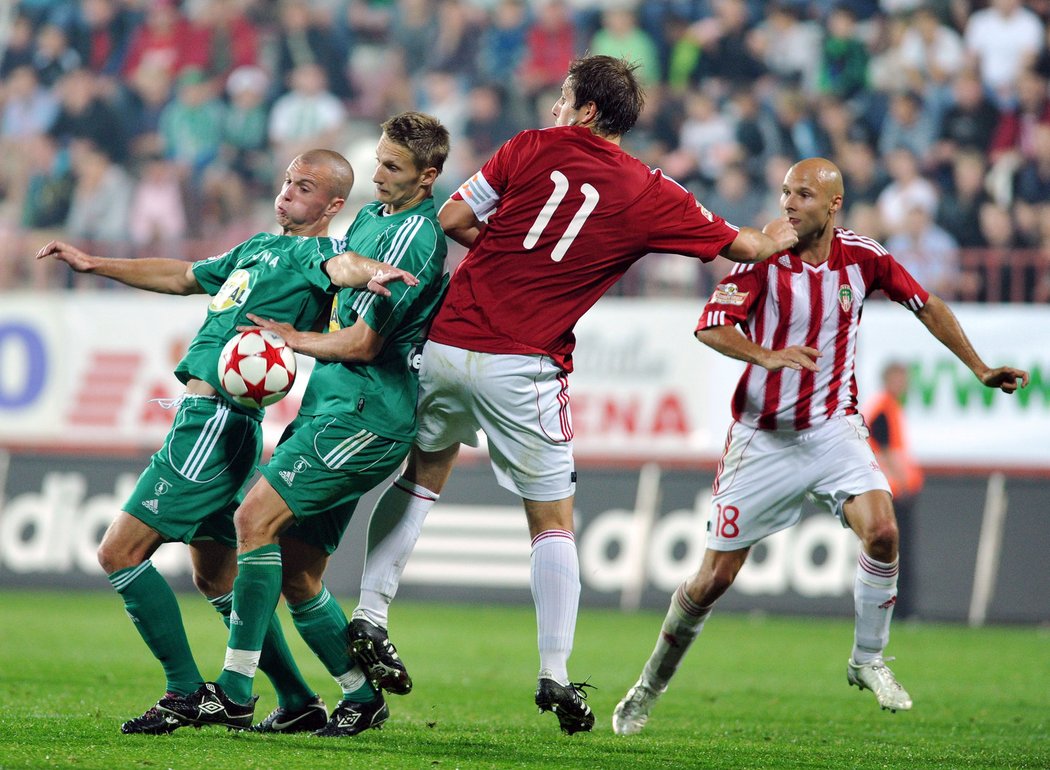 Ve zdi se tlačí žižkovský kapitán Tomáš Procházka, nalevo od něj pak soupeři Martin Nešpor a Milan Škoda.