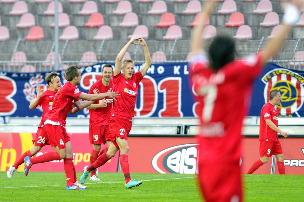 Brněnští fotbalisté Alois Hyčka, Luděk Pernica, Karel Kroupa a Daniel Přerovský se radují z gólu do sítě Baníku