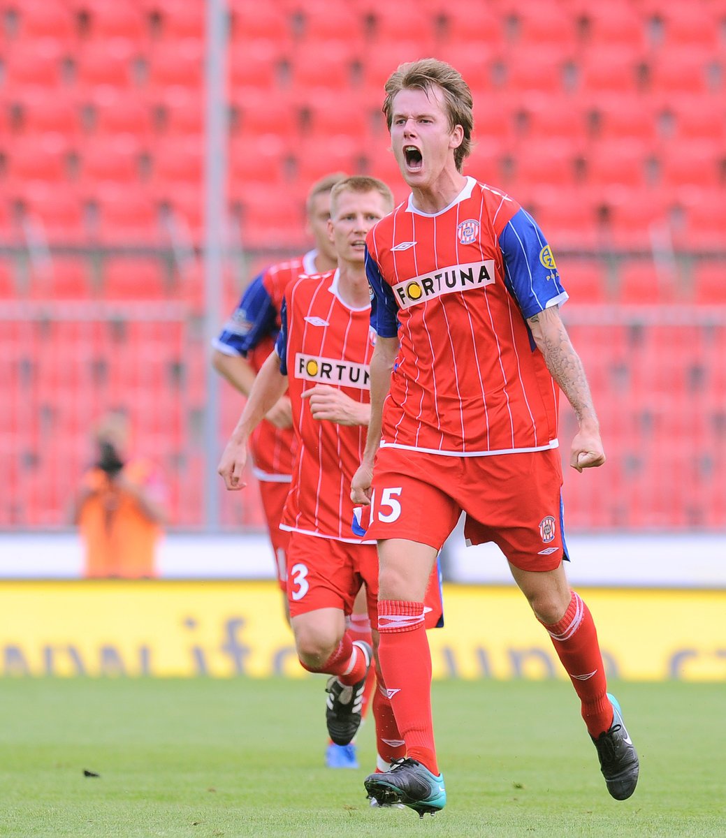 Brněnský fotbalista Marek Střeštík se raduje z gólu