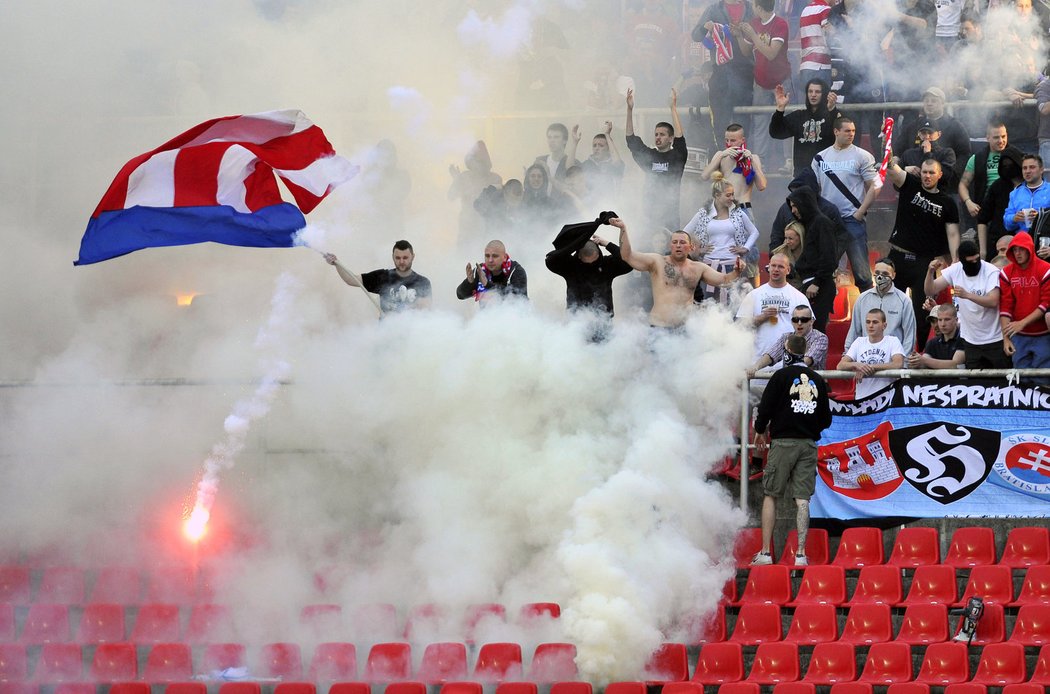 Fanoušci Zbrojovky Brno si výhru nad nenáviděným rivalem z Ostravy užívalo i za pomoci pyrotechniky