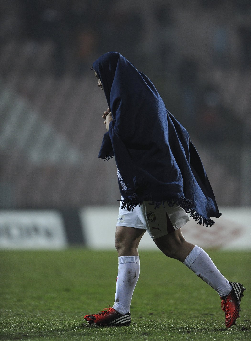 Zkušený záložník Pavel Horváth se ukryl po zápase v dece. Dobrou náladu ale měl, Plzeň vyhrála v Brně 3:1