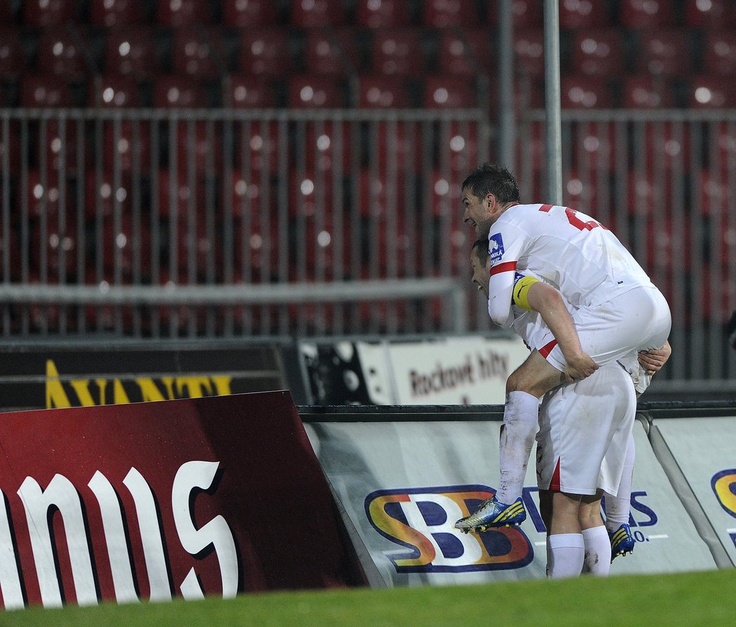 Plzeňská radost v podání záložníka Pavla Horvátha, který vzal spoluhráče na záda. Plzeň vyhrála v Brně 3:1