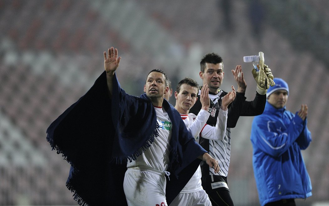 Plzeňská radost nebrala v Brně konce. Viktoria sice prohrávala brzy 0:1, nakonec ale dosáhla na tři body za výhru 3:1. Pavel Horváth schovaný v dece mává pravačkou směrem k fanouškům a těší se s nimi z tříbodového zisku