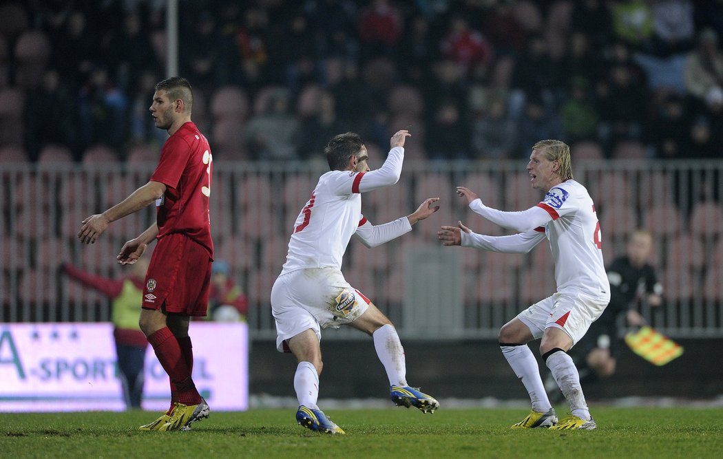 Radost plzeňských střelců Františka Rajtorala a Marka Bakoše. Právě díky trefám těchto dvou fotbalistů slaví Plzeň výhru v ligovém zápase na hřišti Zbrojovky Brno 3:1