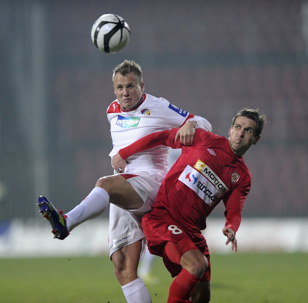 Plzeňský David Limberský potvrdil, že se umí prodrat k míči za každou cenu. Plzeň vyhrála ligový zápas v Brně 3:1