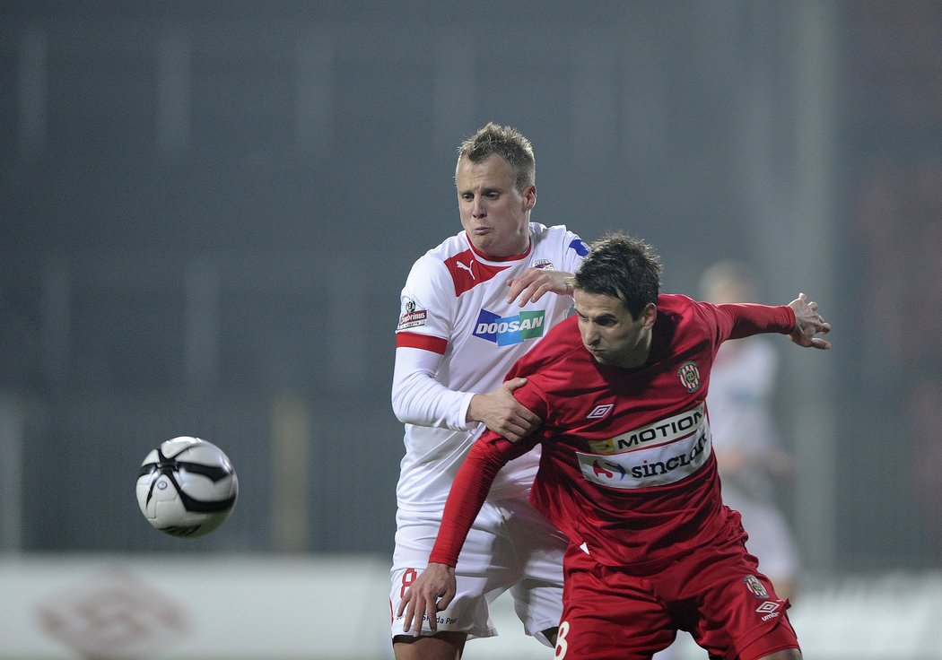 Plzeňský David Limberský potvrdil, že se umí prodrat k míči za každou cenu. Plzeň vyhrála ligový zápas v Brně 3:1