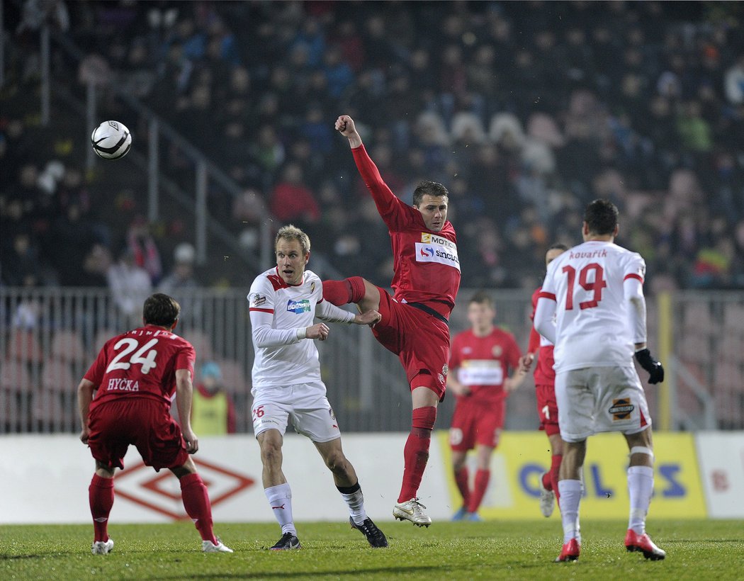 Plzeňskému Danielu Kolářovi brání v zakončení fotbalisté Brna i za cenu akrobatických zákroků. Plzeň vyhrála ligový zápas na půdě Zbrojovky 3:1