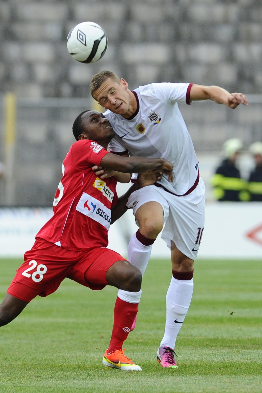 Sparťan Pavel Kadeřábek v ostrém souboji s Mohamedem Traorem ze Zbrojovky Brno v ligové bitvě, kterou Sparta vyhrála 3:1