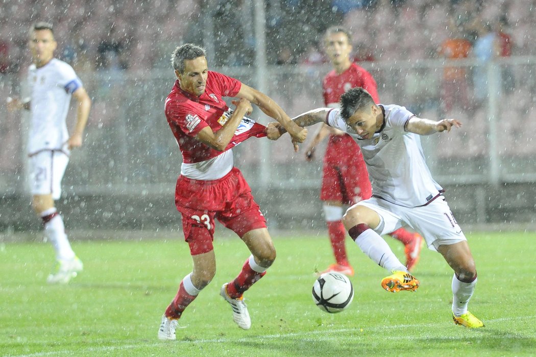 Brněnský Tomáš Janotka si sparťana Václava Kadlece pořádně hleděl, letenský střelec ale stejně dal v Brně gól a Sparta vyhrála 3:1